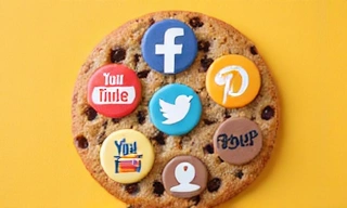 Iconos de redes sociales dentro de una galleta, representando cookies de redes sociales