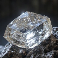 Un cristal de cromo brillante, simbolizando un mineral esencial.