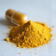 Una cápsula de berberina y el extracto en polvo de color amarillo.