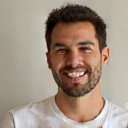 Retrato abstracto de un hombre sonriente.
